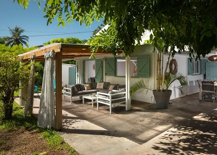 Jolie Case Creole, Lagon A Pied, Jardin